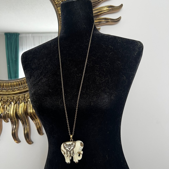 Elephant Pendant Necklace AVON - Picture 9 of 9